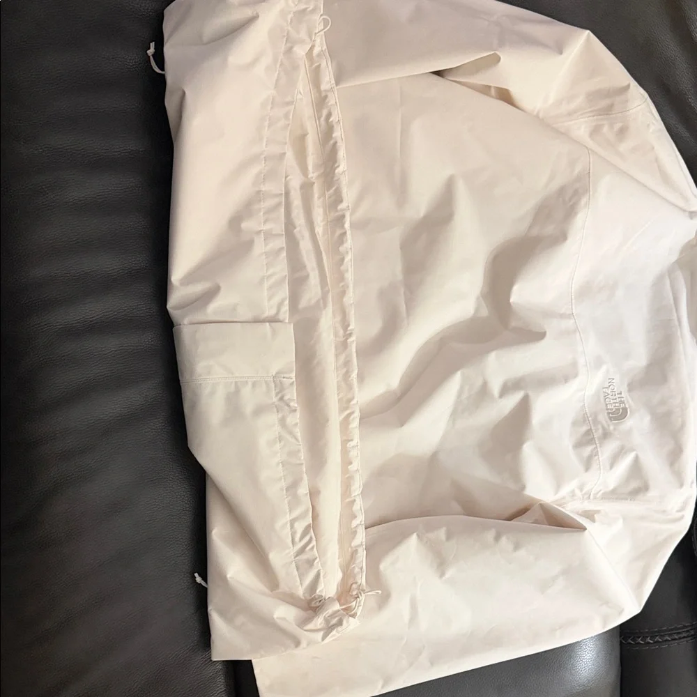 The North Face Women's dryvent Jacket in Cream - Picture 6 of 9